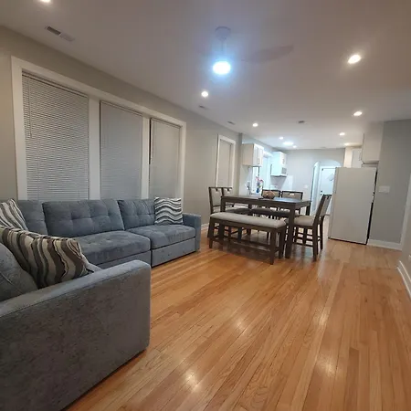 Beautiful 4 Bedroom 2 Bathroom Apartment Near Everything